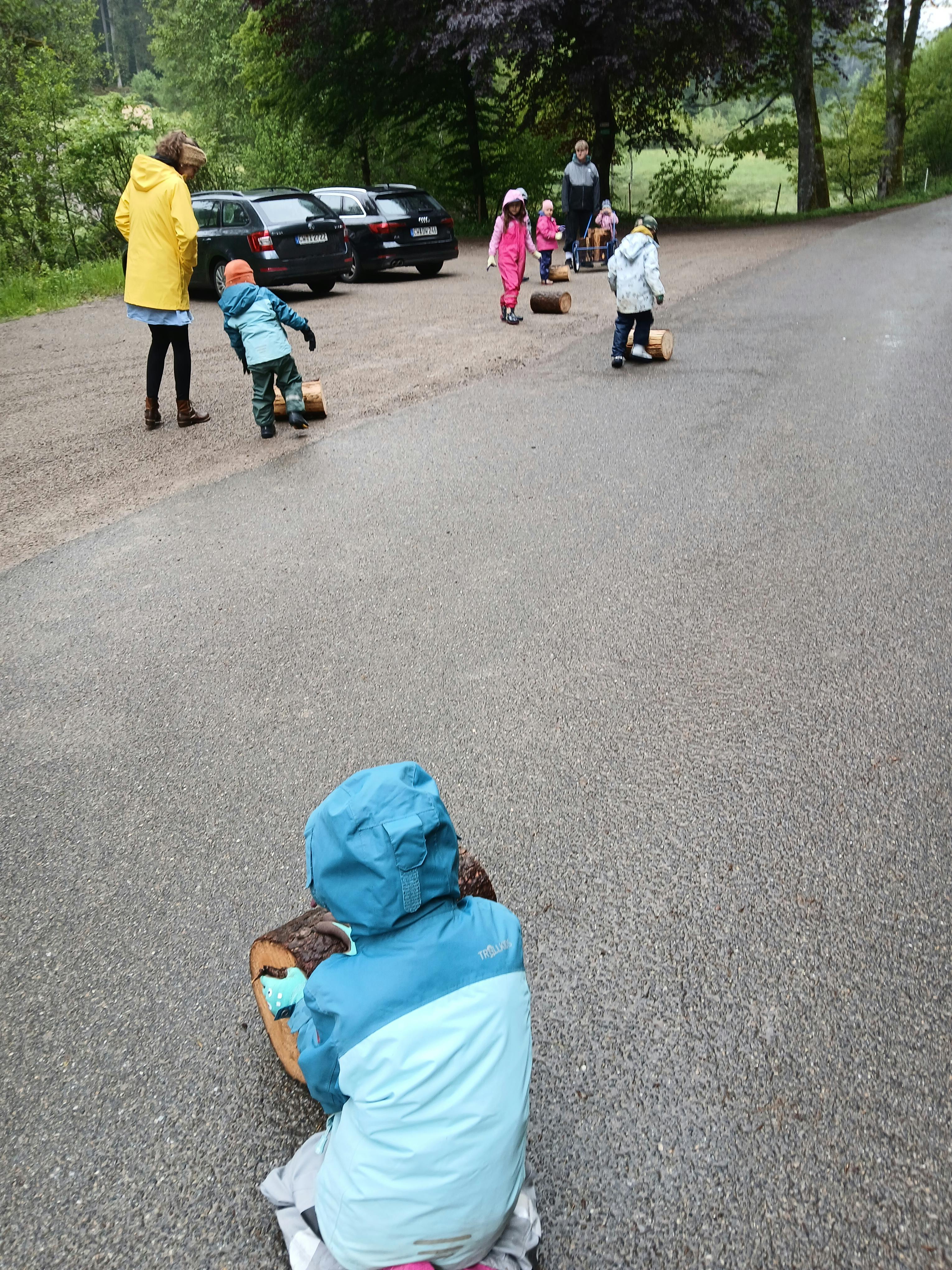 Kinder rollen Holzstücke